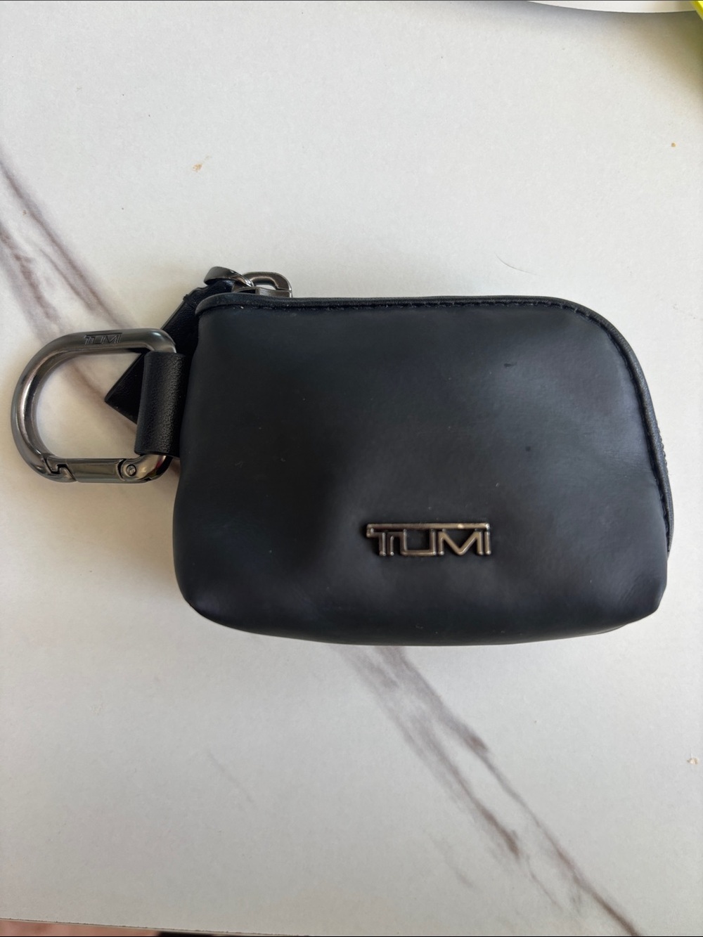 Tumi Black Leather Zip Key Case with Metal Carabiner